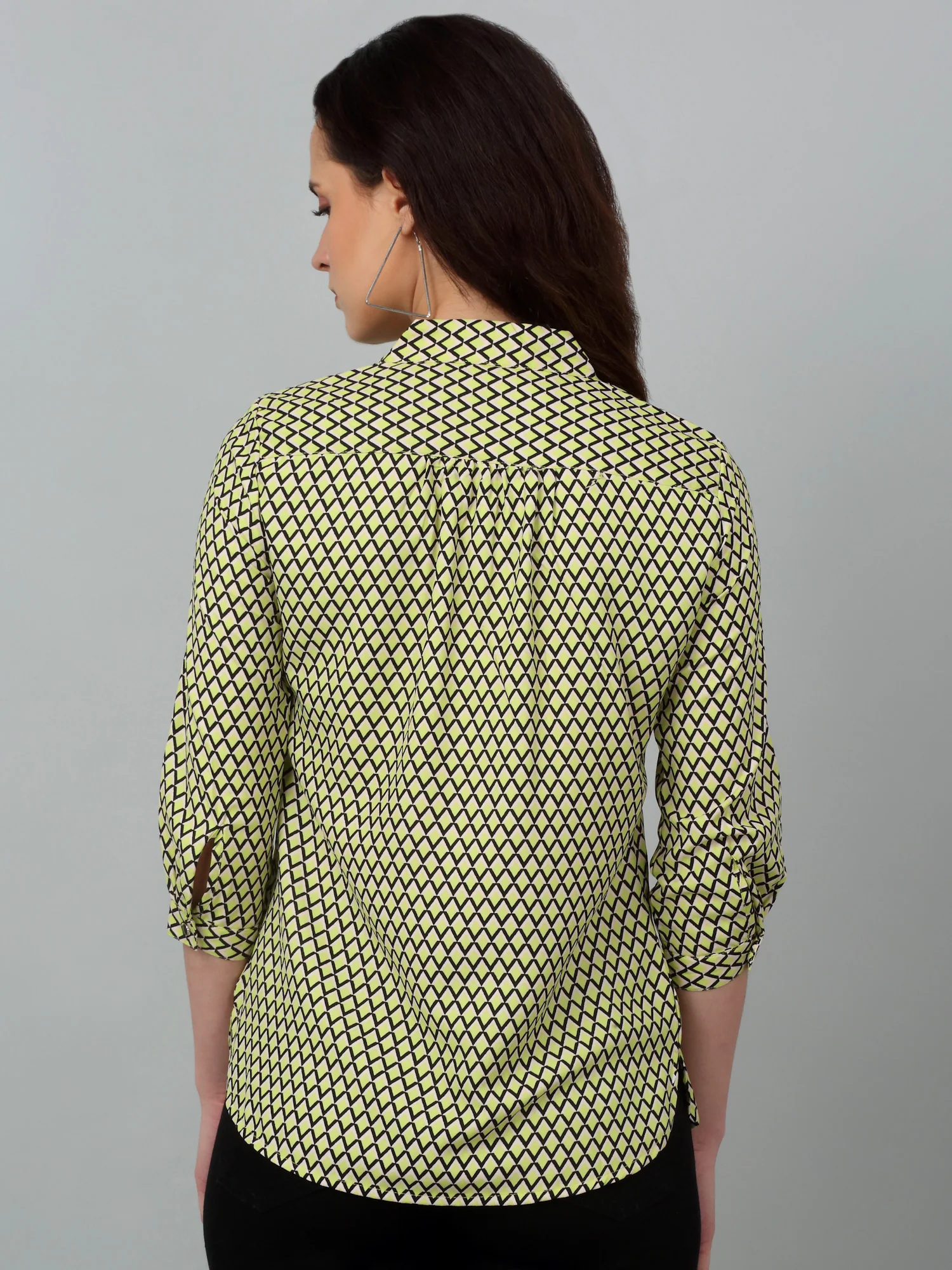 Women's Casual  Green Geometric Print V neck Top - Image 2