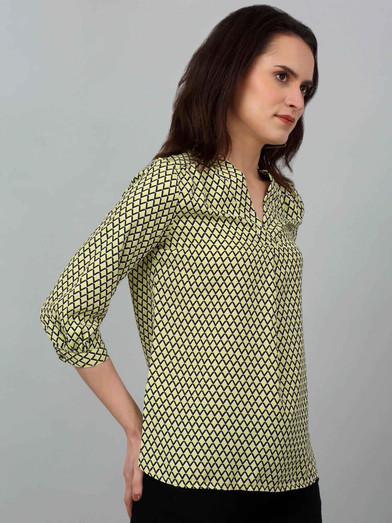 Women's Casual  Green Geometric Print V neck Top - Image 4