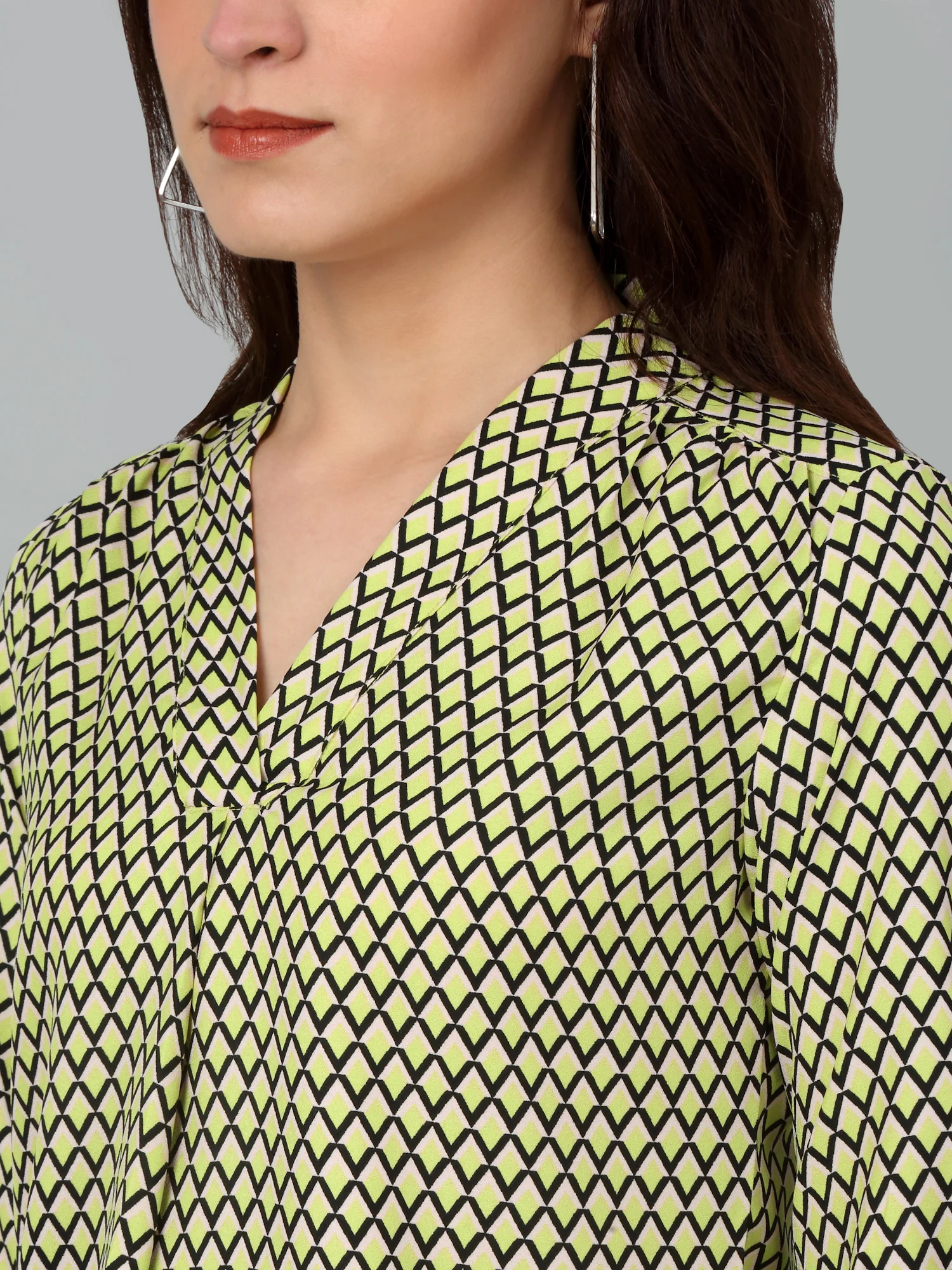 Women's Casual  Green Geometric Print V neck Top - Image 5