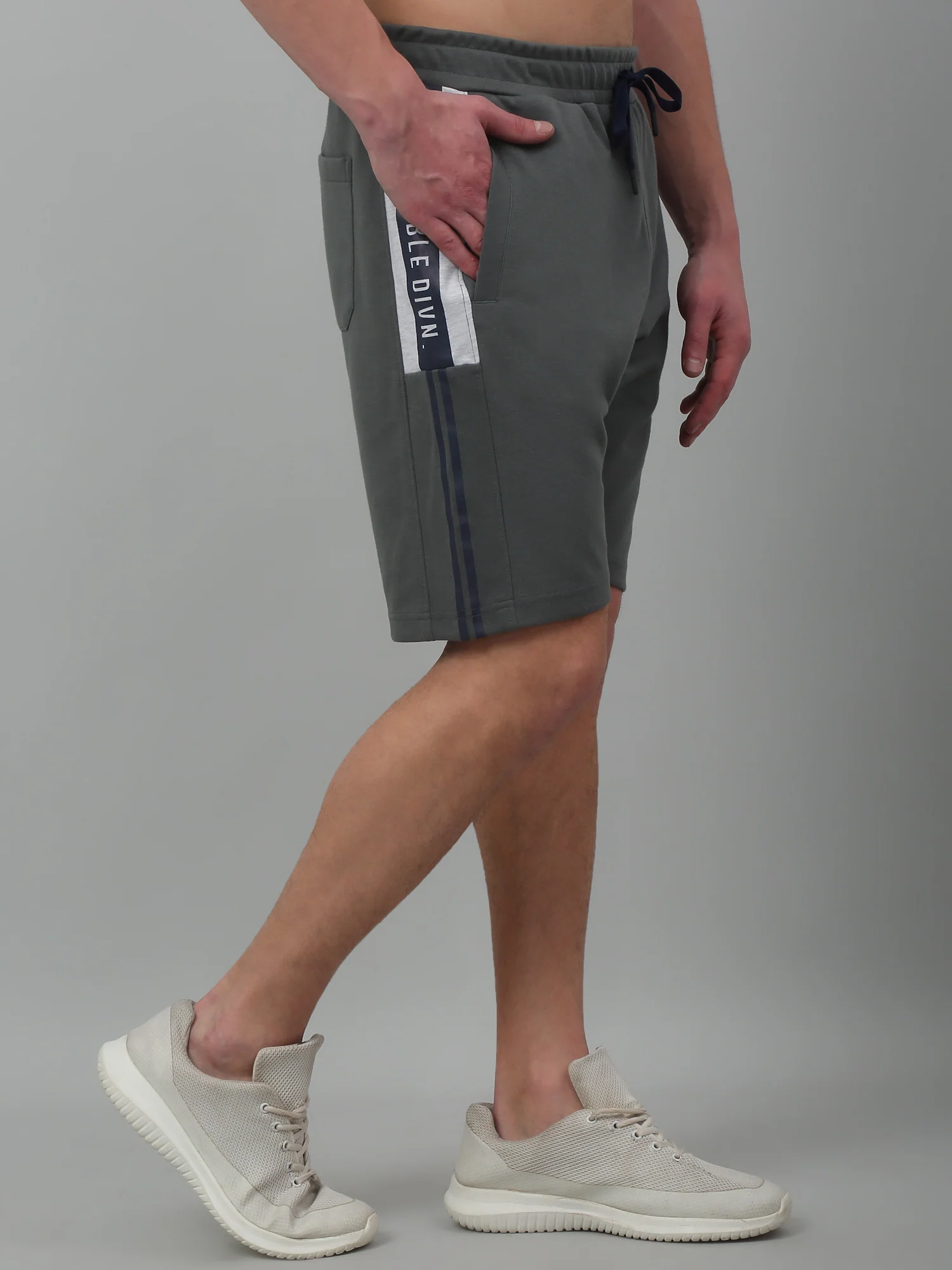 Green Solid Above Knee Bermuda For Men - Image 2