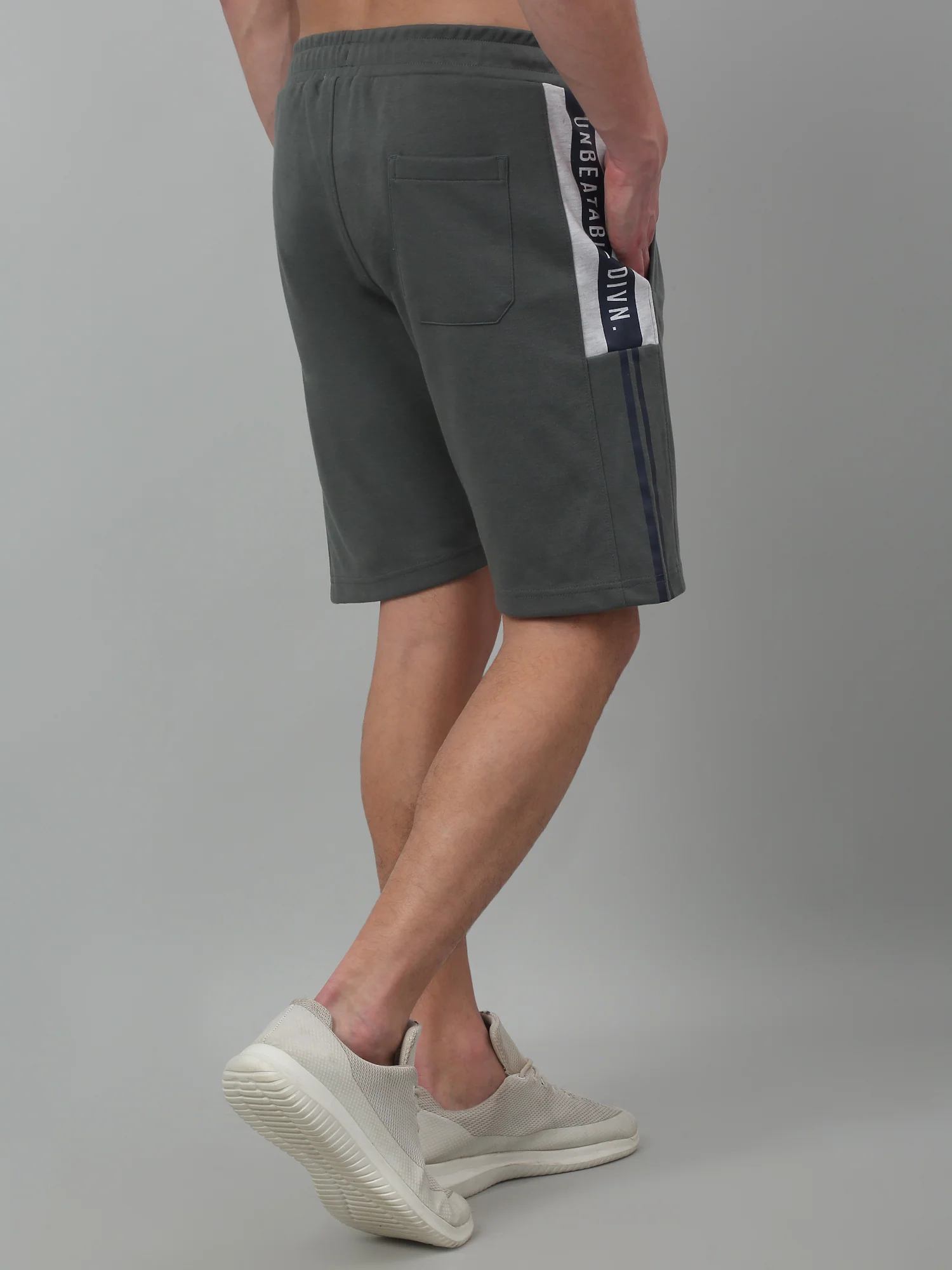 Green Solid Above Knee Bermuda For Men - Image 3