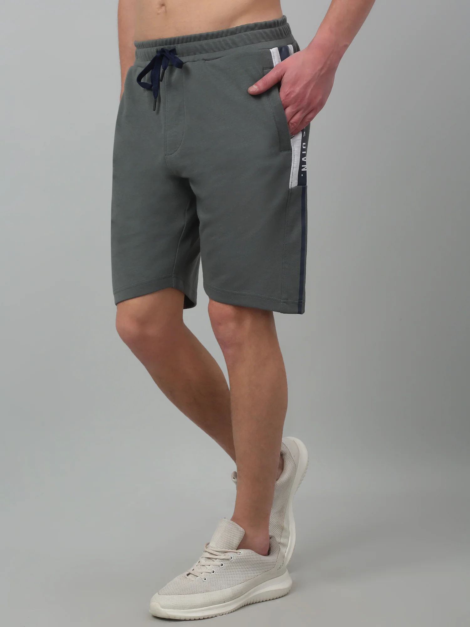 Green Solid Above Knee Bermuda For Men - Image 4