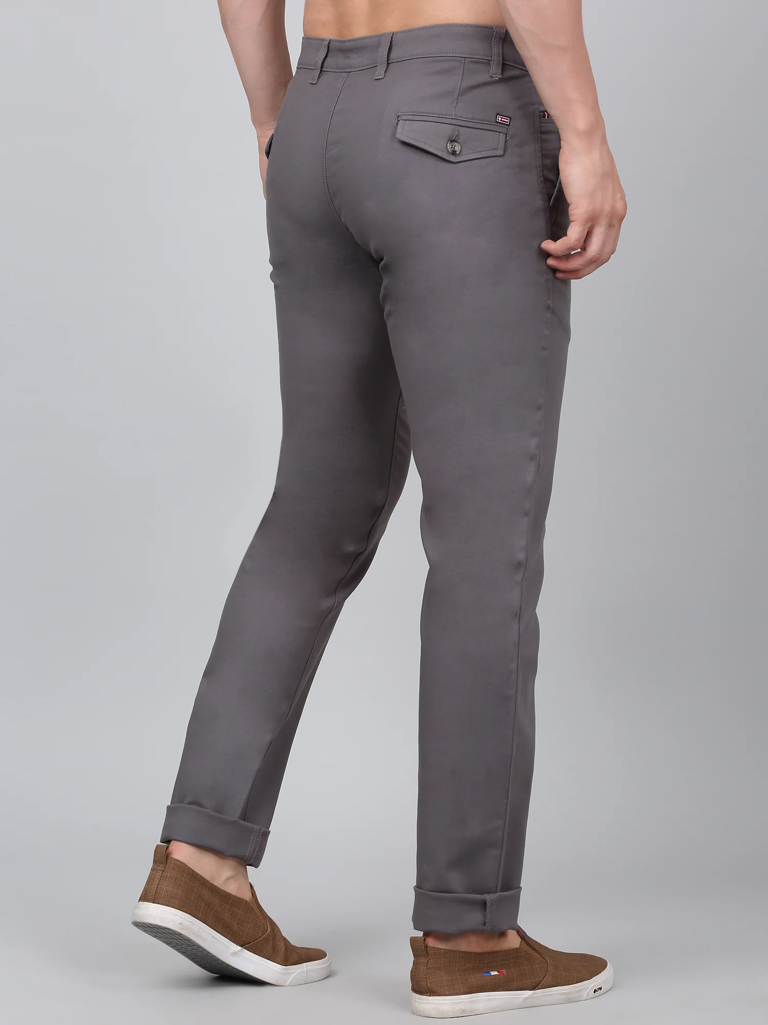 Men's Grey Solid Non-Pleated Stretchable Casual Trouser - Image 2