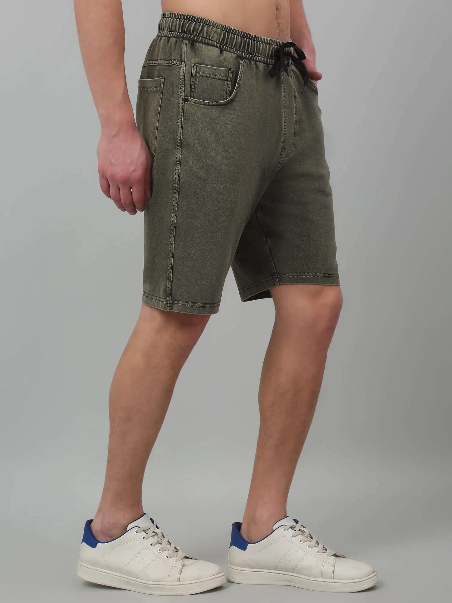 Olive Green Solid Above Knee Bermuda For Men - Image 3