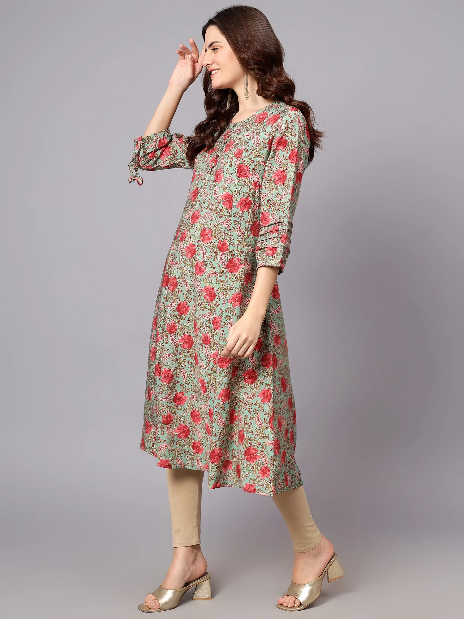 Women's Green Floral Printed 3/4th Sleeves Kurti - Image 3
