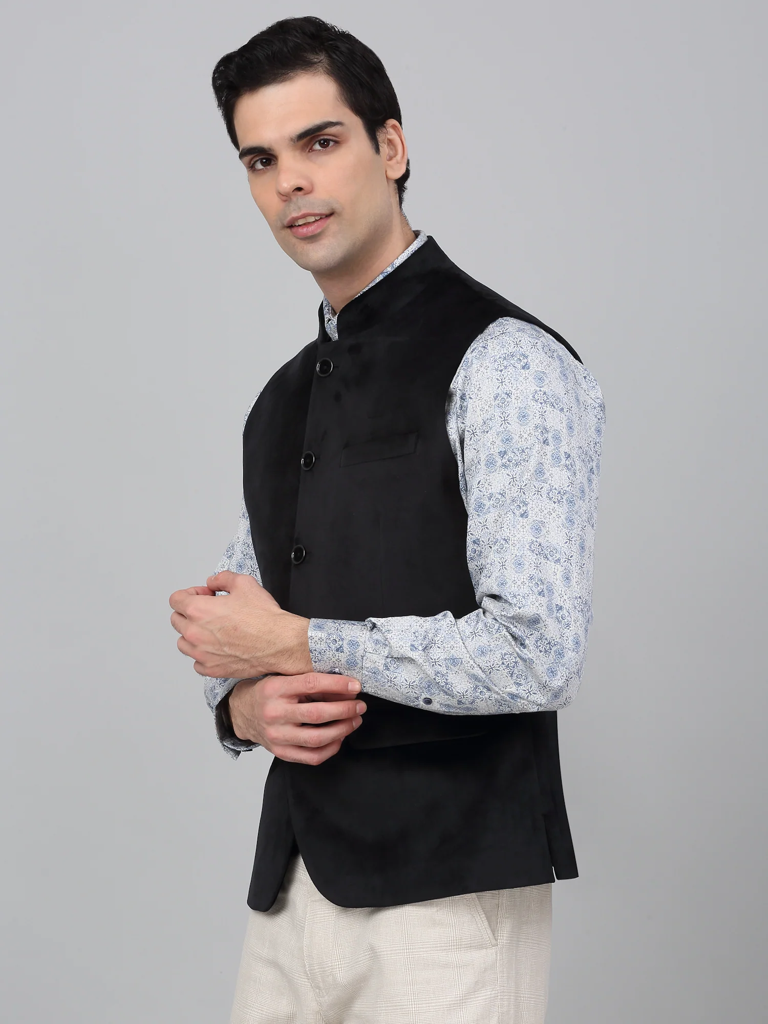 Men Black Solid Partywear Band Collar Sleeveless Waist Coat - Image 3