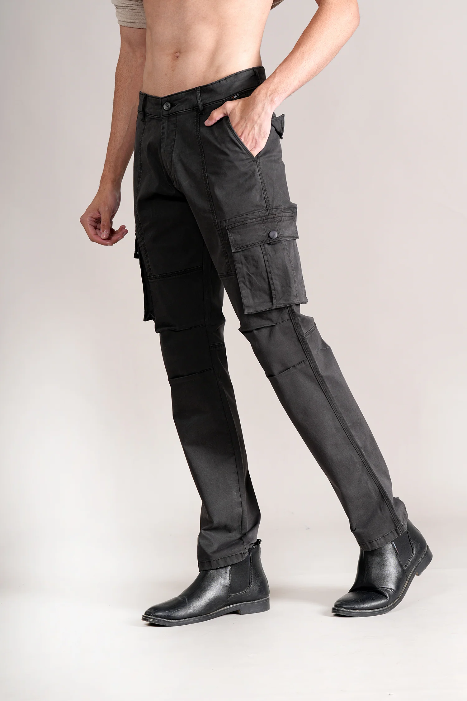 Men Dark Grey Solid Casual Cargo Pant - Image 3