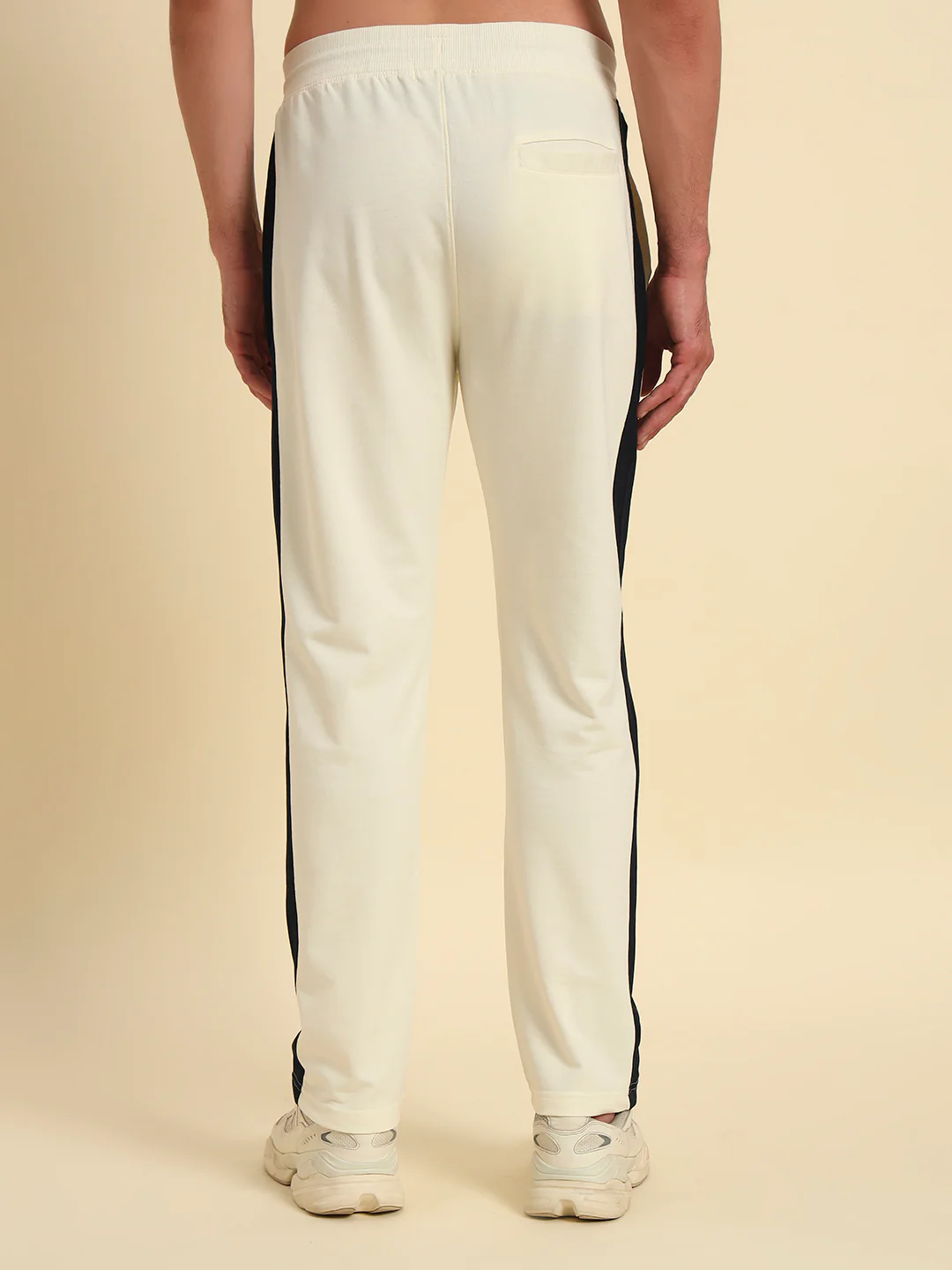 Men's Off White Solid Regular Fit Casual Track Pant - Image 5
