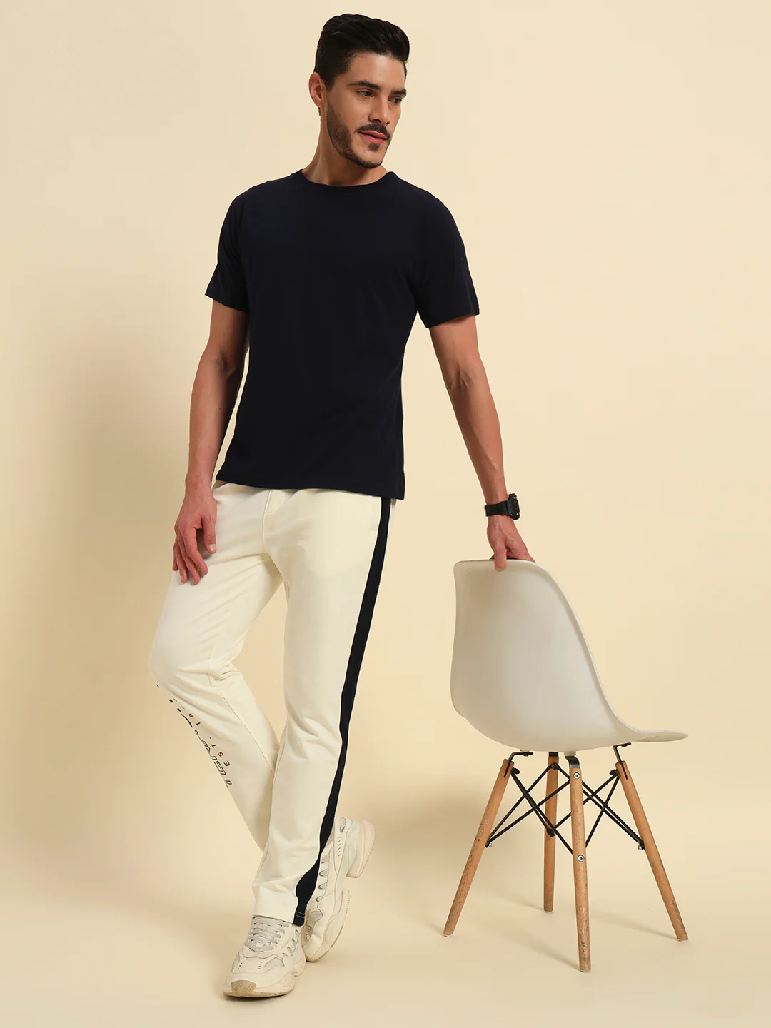 Men's Off White Solid Regular Fit Casual Track Pant - Image 8